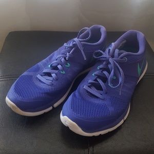 NIKE Size 7.5 Athletic Shoes